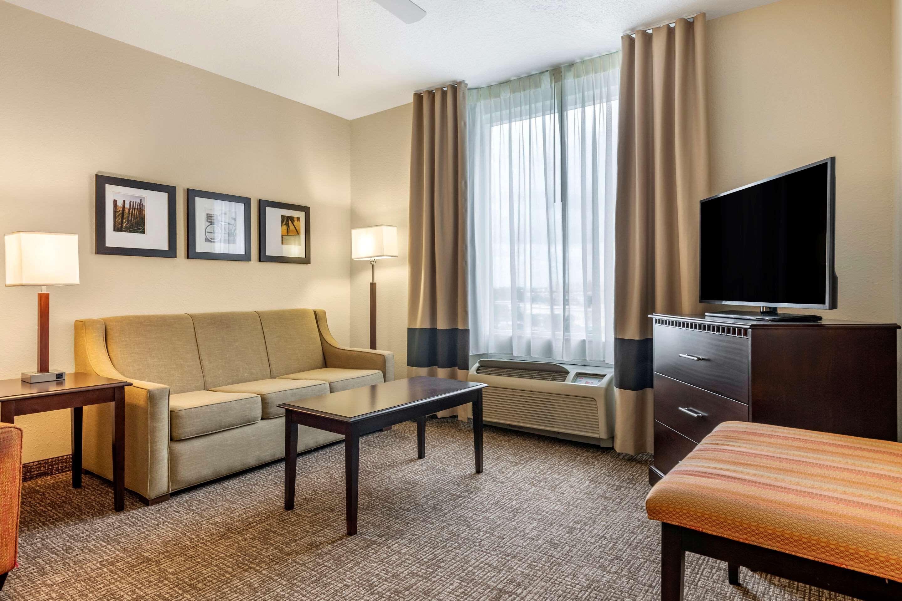 Comfort Suites Maingate East Кисими Екстериор снимка